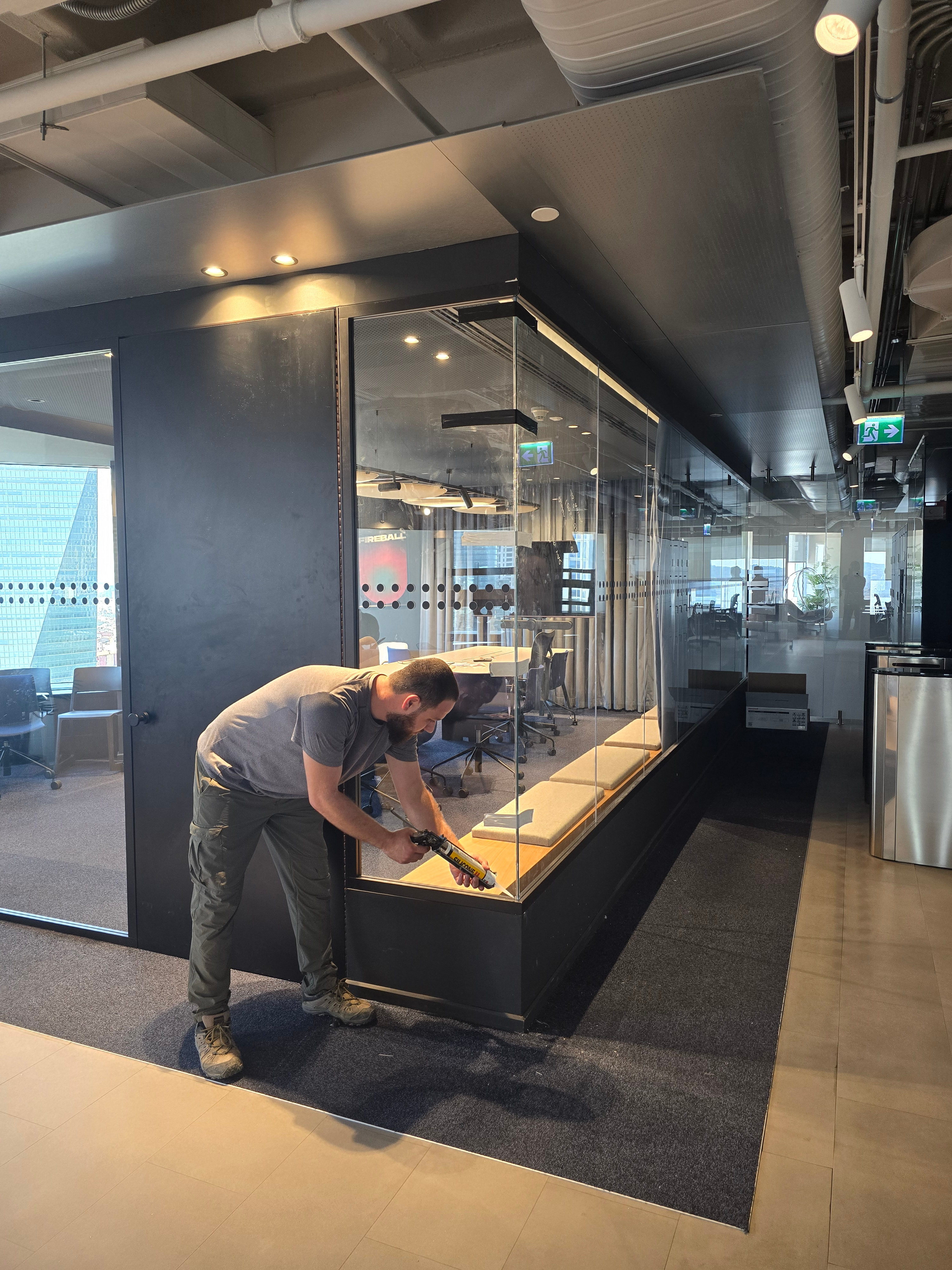 Modern ofis cam montajı
